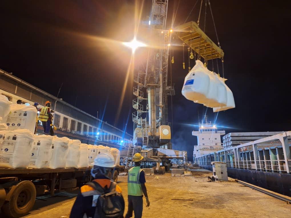 Opération de nuit, déchargement conventionnel à quai